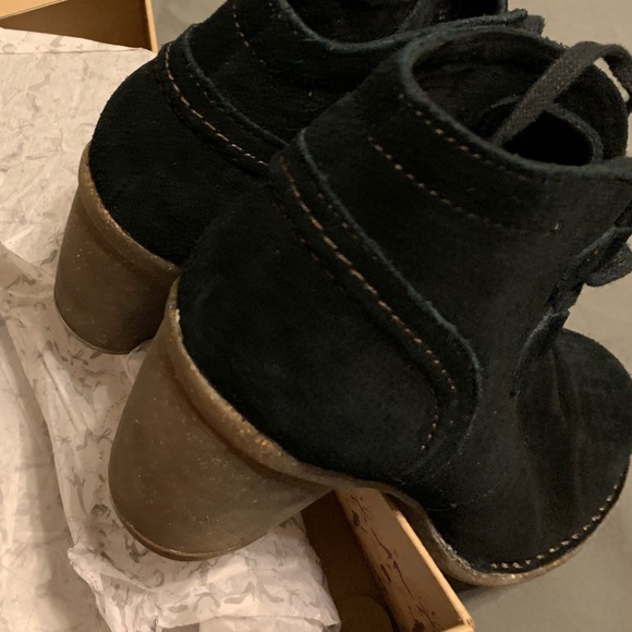 Clarks Women's Carleta Lyon Ankle Bootie - Picture 4 of 5